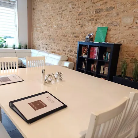 Appartement Les Meublés Des Pierres Dorées - De Charme Pour Groupe *
